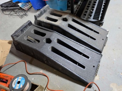 Par of car ramps