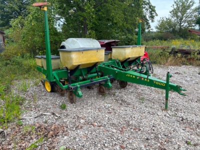 John Deere 7000 planter with monitor & spare parts, 4-row, 38 wide