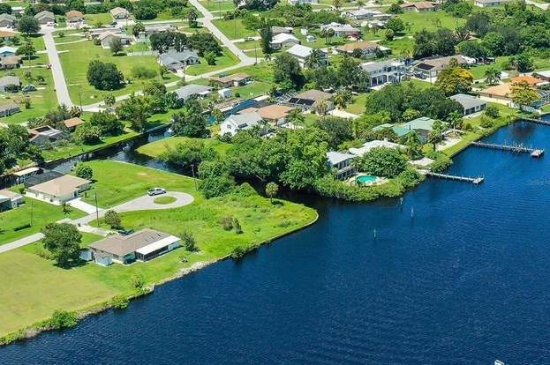 A Stone's Throw Away to the Peace River In Charlotte County, Florida!