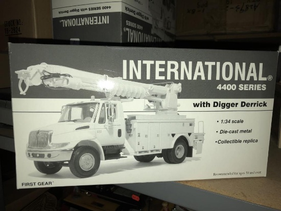 4400 Series International Large Display Truck