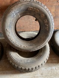 Mixed lot of two tires