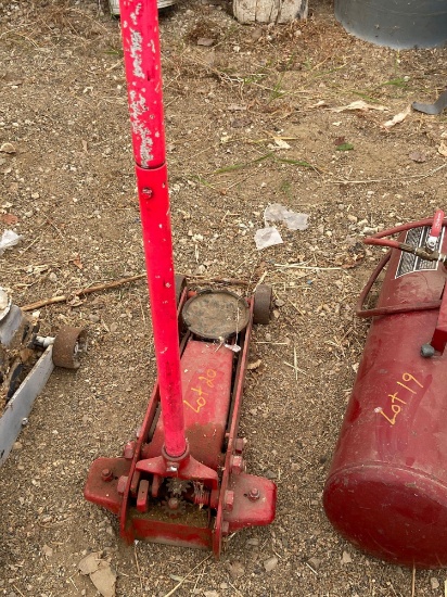 Hydraulic floor jack