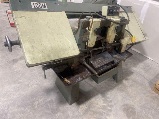 Horizontal bandsaw with roll table