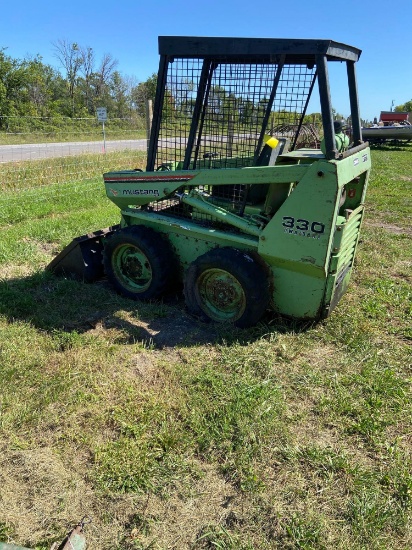 Owatonna 330 mustang skid loader with bucket
