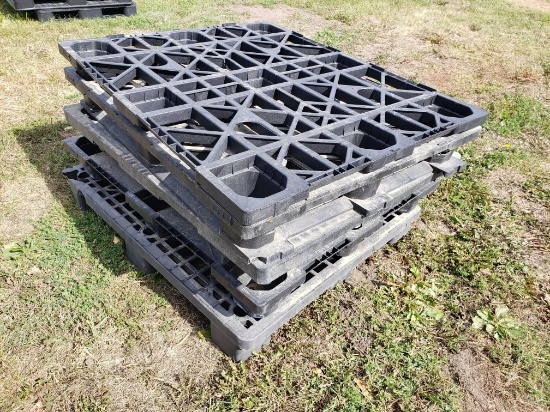 5 plastic Pallets, Assorted Sizes