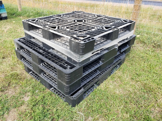 5 plastic Pallets, Assorted Sizes