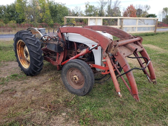 Tractor Ford 8N 4 Speed, needs some TLC, some work done, see photos, runs and drives