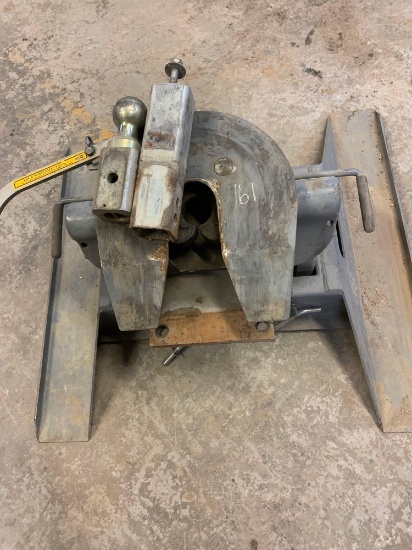 B&W Companion 5th wheel hitch