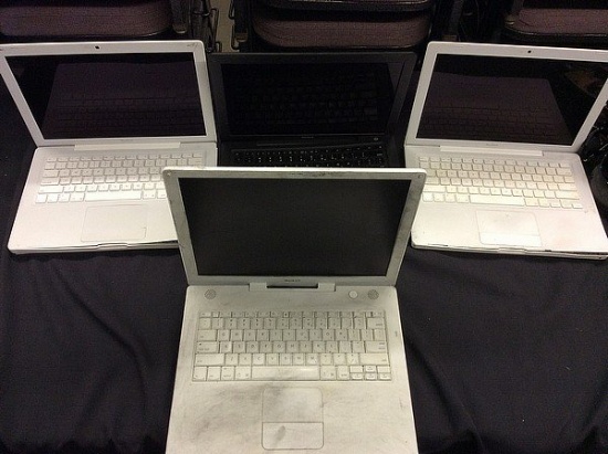 3 apple macbooks and ibook 4,no plugs,some broken and missing parts