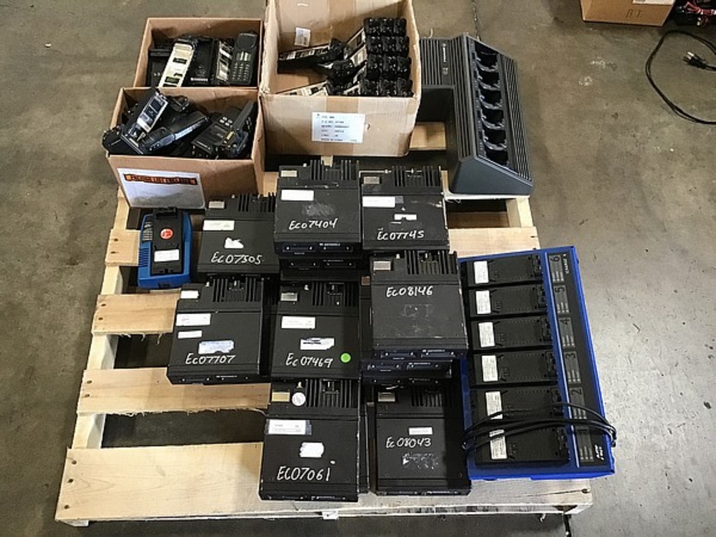 Motorola Walkie Talkies W/ 6Pack Charging Stations & Control Units |  Industrial Machinery & Equipment Office Office Technology | Online Auctions  | Proxibid