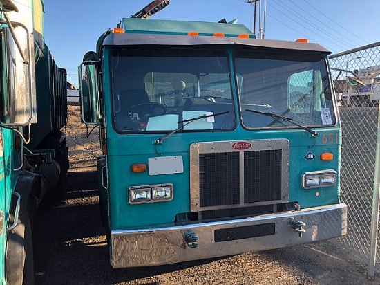 2004 PETERBILT 320