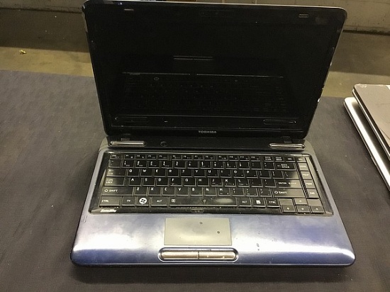 TOSHIBA satellite L745 laptop, no plug, Hard drive possibly removed