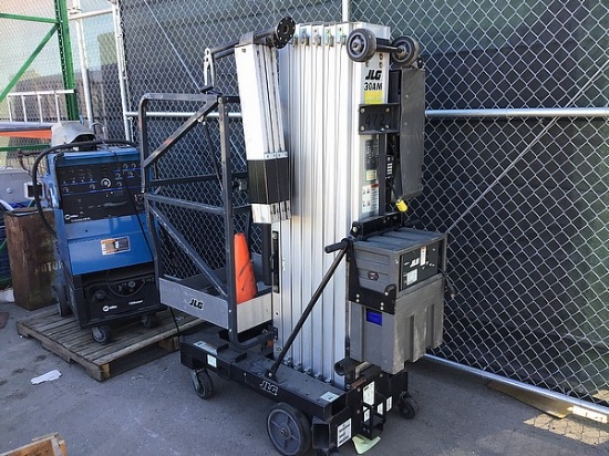 JLG 30AM VERTICAL MAN LIFT