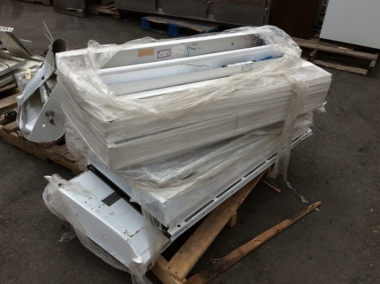 PALLET OF LIGHT FIXTURES