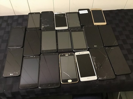 20 cellphones, possibly locked, some damage LG, MOTOROLA, ZTE