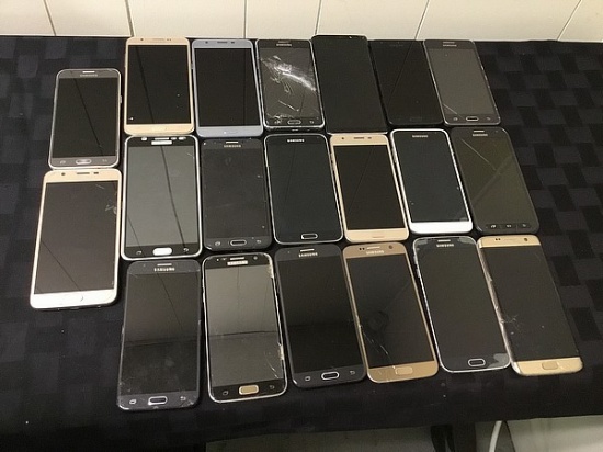 20 Samsung cell phones, possibly locked, some damage