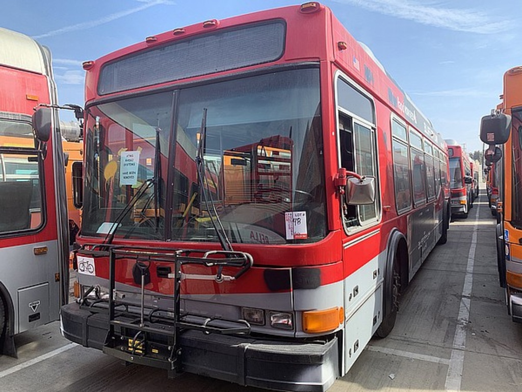 2005 NABI 40LFW-18 | Cars & Vehicles Buses | Online Auctions | Proxibid