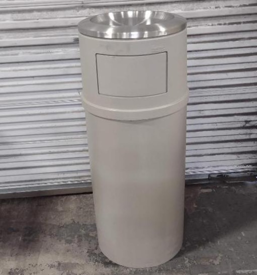 Rubbermaid Commerical Trashcan With Ashtray