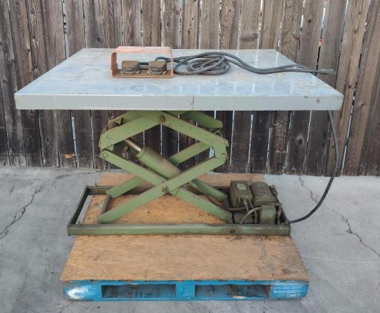 American Manufacturing Company Electric Hydraulic Lift Table