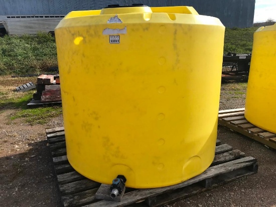 1,650-gallon plastic liquid tank; vertical gusset; 2in hose valves; on pallet; s/n 89414732.