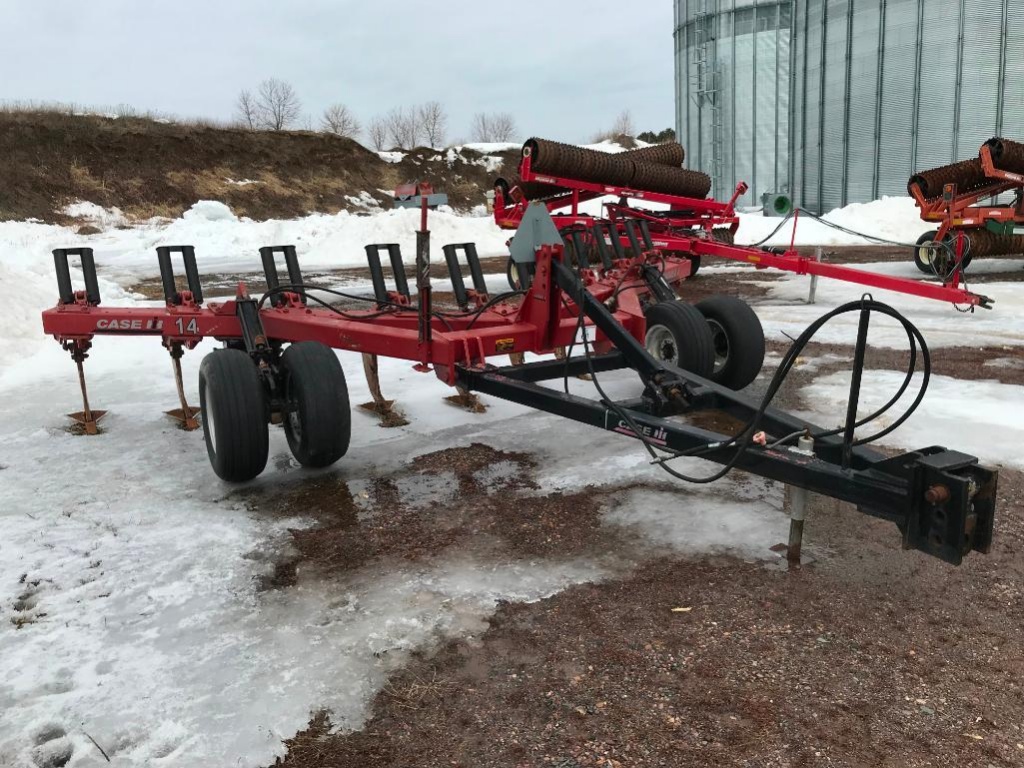Case Ih 14 9 Shank V Ripper On Pull Type Cart Spring Reset Shanks S N Jag Farm Machinery Implements Tillage Equipment Rippers Online Auctions Proxibid