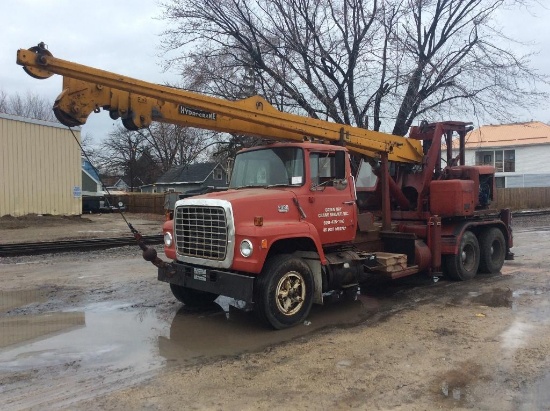 Bucyrus Erie H5 12-ton hydraulic truck crane; Ford 223 6-cyl. gas engine; s/n 119321 on 1970 Ford