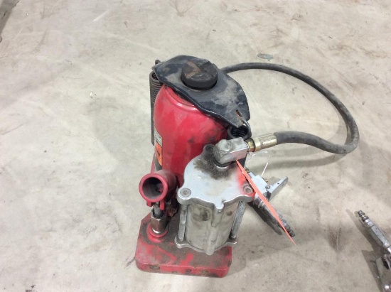 AFF 20-ton air/hydraulic jack.