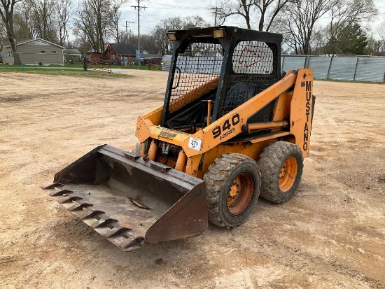 Mustang 940 E skid loader; OROPS; aux. hyds; Yanmar diesel engine; hand & foot controls; forks &