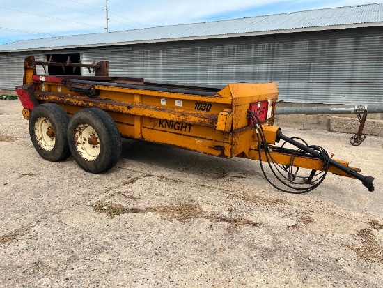 Knight 1030 tandem axle manure spreader, top beater, hyd. end gate, 11R22.5 tires, variable speed