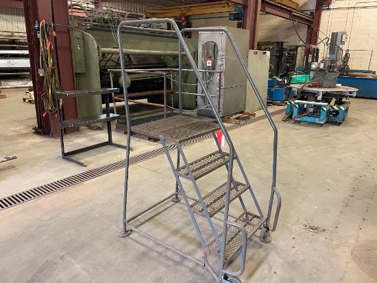 4-step rolling ladder.