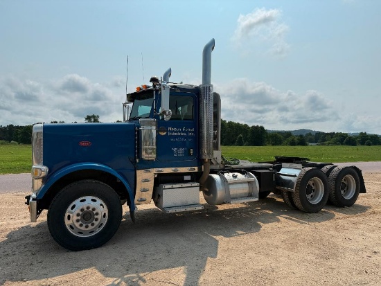 2009 Peterbilt 388 day cab truck tractor, tandem axle, Cummins ISX 550 @ 550 hp diesel engine, Eaton