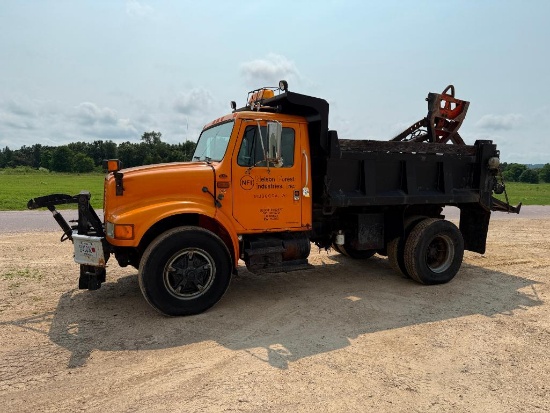 1990 IHC 4900 dump truck, single axle, International diesel engine, 5x2 trans, steel dump box, front