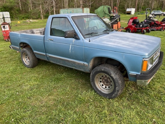 Chevy S-10 4x4 runs and drives Transmission slips good title