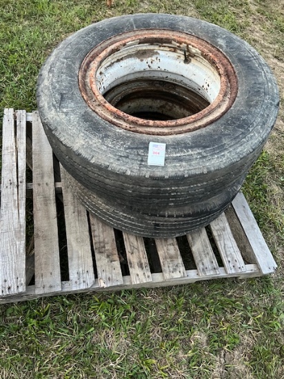 Wheels and tires (2) 255/70R22.5