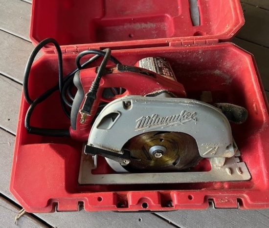 Milwaukee circular saw and case