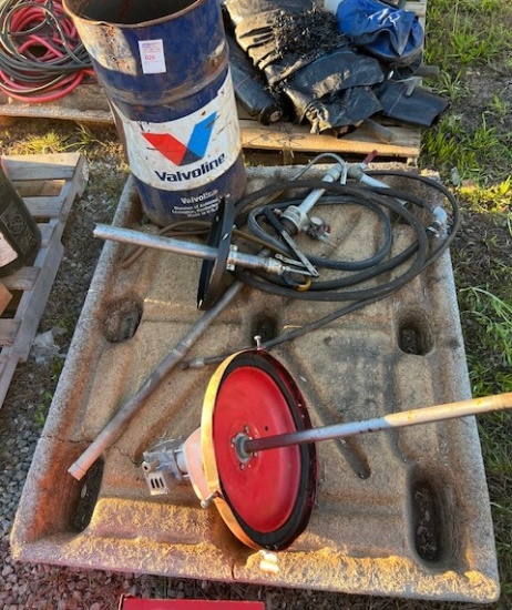 Valvoline barrell with hose (only bidding on pallet with vavoline items)