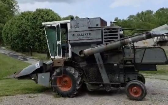 Gleaner Allis Chalmers combine , runs and works .Gas engine