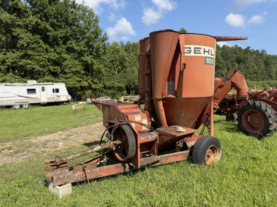 GEHL 100 Feed Grinder panels need repair blades spin