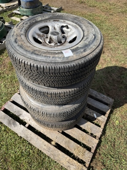 (4) jeep tires and wheels 235/75R15