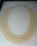 Costume jewelery pearl necklace