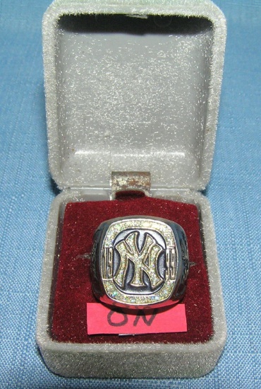 NY Yankees 25th world championship heavy souvenir ring