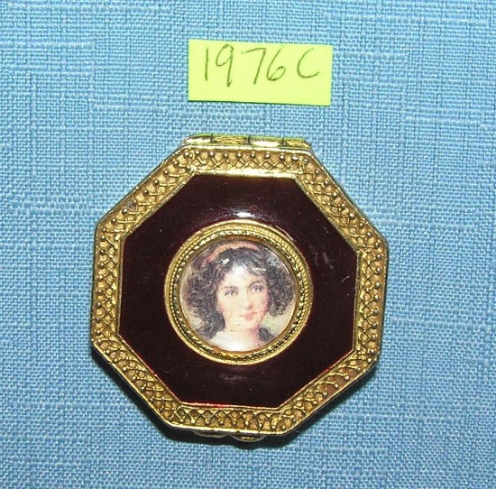 Nice vintage portrait decorated make up compact