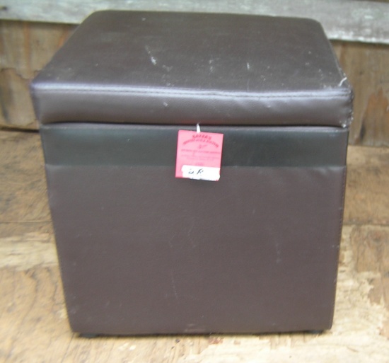 Upolstered hassock with storage compatment
