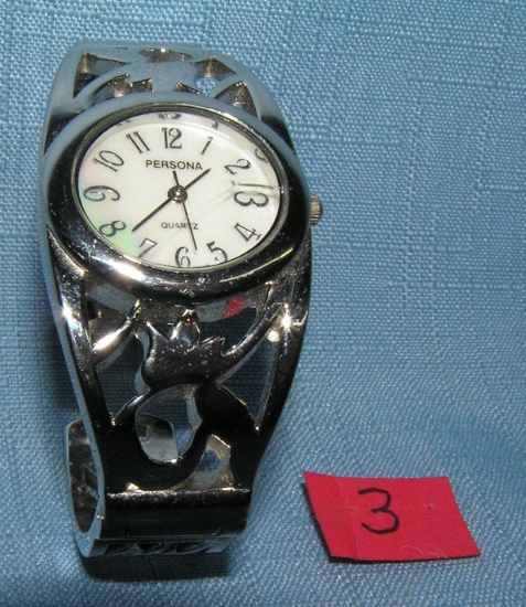 Quality quartz ladies silver tone bracelet watch