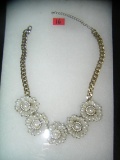 Necklace with pearl floral style decorations