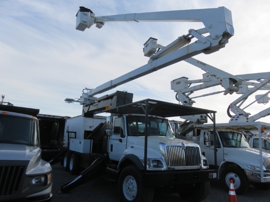 2004 International 100' Elevator Bucket Truck