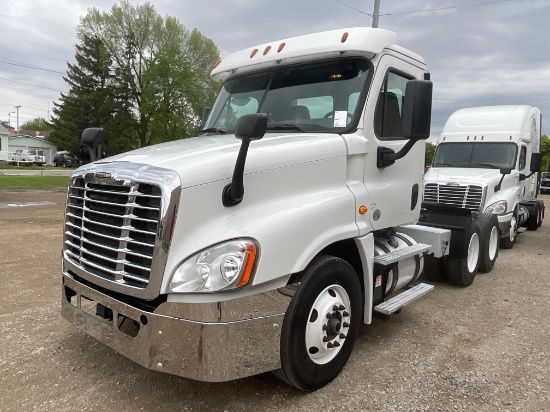 2017 Freightliner CA125 Day Cab