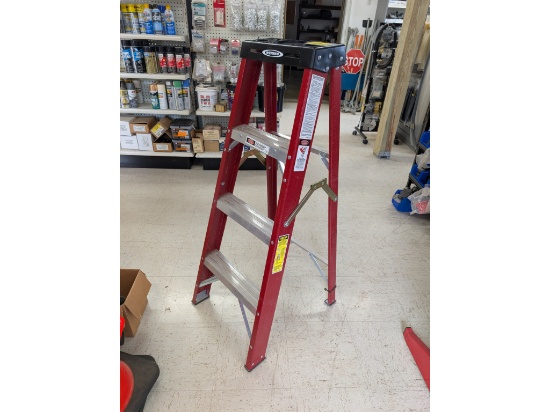 Werner 4' Fiberglass Stepladder