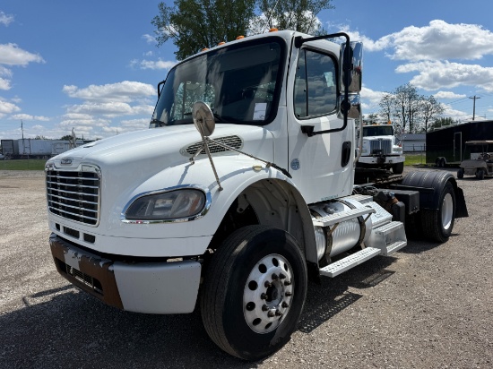 2015 Freightliner M2106 Daycab