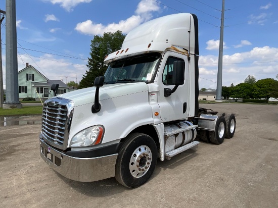 2016 Freightliner CA125 Day Cab